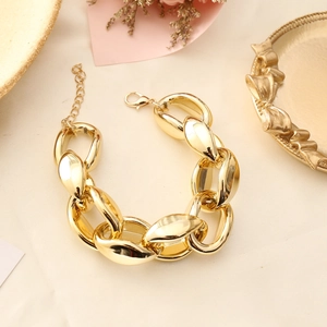 Exaggerated chunky gold metal chain necklace for women with elegant minimalist styling
