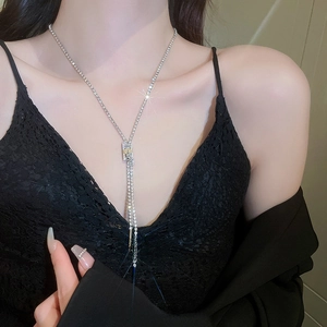 Elegant silver zircon zipper Y-necklace with sparkling rhinestones worn by a model