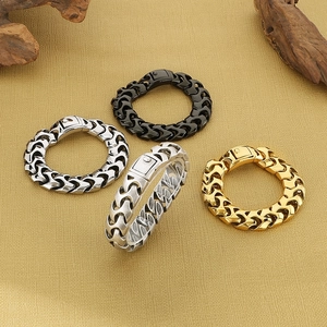 Détail de quatre bracelets chaîne d'os de dragon vintage en noir, argent, or et fini antique