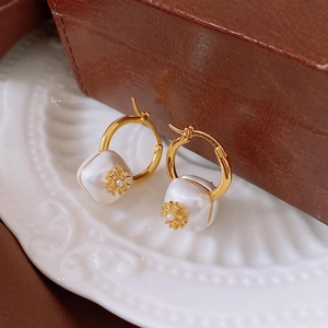 Détail macro de boucles d'oreilles perles en or 18k avec incrustation de zircon chic
