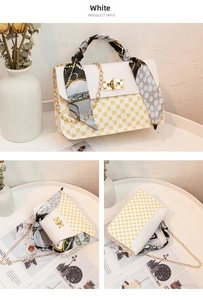 Détails du sac blanc à motifs géométriques jaunes et poignée ornée d'un foulard