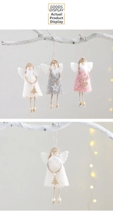 Dettaglio degli ornamenti a forma di angelo in feltro bianco grigio e rosa per Natale