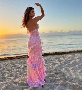 Détails du dos nu et des volants sur la robe longue dégradée rose au coucher du soleil