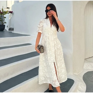 Robe élégante en dentelle blanche à fleurs avec manches bouffantes pour un look d'été chic