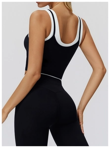 Detail eines zweiteiligen Split-Tops mit Kontrastfarben und High-Waist-Yogahose