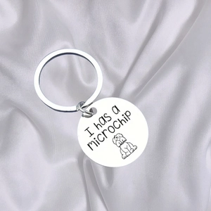 Stainless Steel Keychain I Has A Microchip Engraved Round Metal Key Ring Pet Owner Gift For Family Friends Fashion Jewelry Accessories
