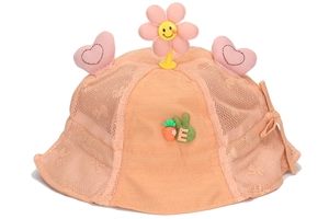 Détail d'un chapeau de soleil rose pour bébé avec tissu mesh et fleur 3D mignonne