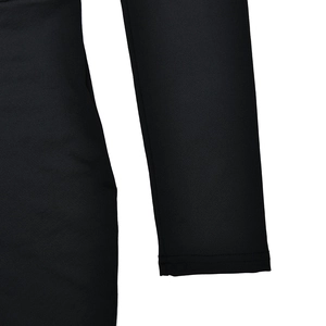 Détail du poignet à manches longues noir avec double piqûre et texture du tissu