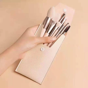 Set di 7 pennelli da trucco beige in custodia abbinata in pelle PU con metallo