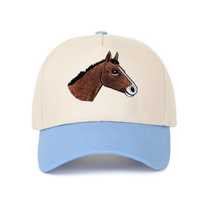 Detail der Pferde-Stickerei auf einer beige-hellblauen Kontrast-Baseballkappe