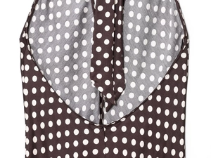 Détail d'une robe dos nu à pois avec un design marron et texture du tissu raffiné