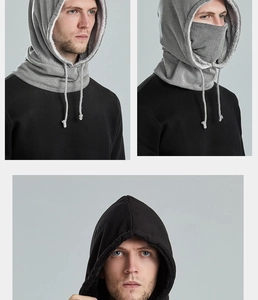 Gros plan d'un tour de cou à capuche gris tricoté avec doublure polaire et cordon réglable