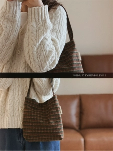 Close-up of retro plaid pattern wool tote bag in dark green and reddish-brown finish