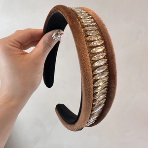 Serre-tête en velours marron orné de strass brillants et base en métal doré