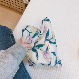 Détail de la trousse de maquillage en jacquard de tulipes avec étiquette simple wish