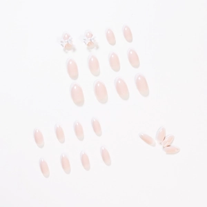Minimalistische Nude-French-Nägel mit weißen 3D-Schleifen und Mandelform-Design