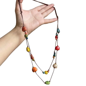 Collier bohème double couche en perles de céramique avec corde cirée colorée réglable