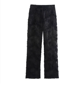 Détails du pantalon noir avec appliqués floraux 3D et paillettes scintillantes
