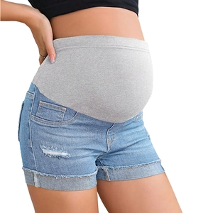 Pantaloncini premaman in jeans a vita alta con fascia elastica e dettagli strappati