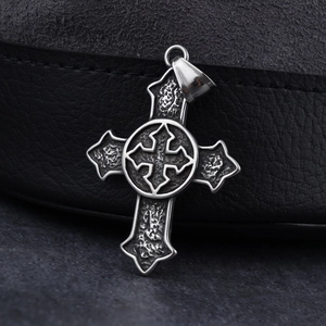 Pendentif double croix gothique vintage en acier inoxydable sur cuir noir texture