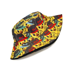 Détail d'un chapeau de soleil en coton avec imprimé intégral de canards de dessin animé