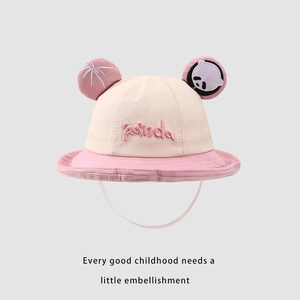 Dettaglio cappello sole panda per bambini con orecchie 3D e ricamo rosa su tela beige