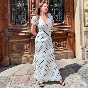 Robe longue blanche à pois avec col en V, manches bouffantes et lien à la taille