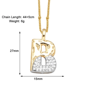 Vue détaillée du collier pendentif lettre B bicolore avec dimensions et zircons étincelants