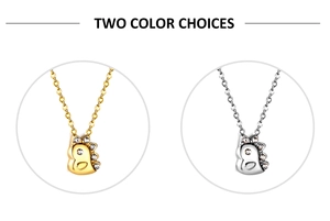 Comparaison détaillée des pendentifs dinosaures or et argent avec des strass brillants
