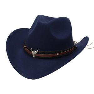 Dettaglio cappello da cowboy blu navy con fascia in pelle e decoro a teschio di toro