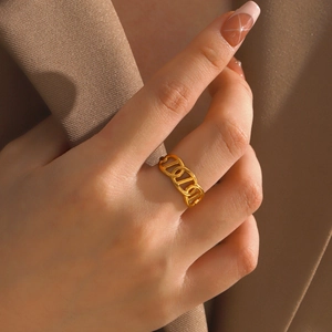 Fashionable oval gold chain ring for women with minimalist vintage open band design