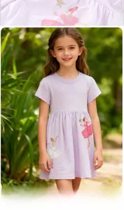 Broderie détaillée de ballerine sur une robe en coton violette à pois pour filles