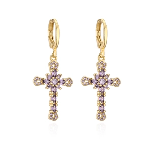 Dettaglio di orecchini a croce placcati oro 18K con pietre di zircone viola incastonate