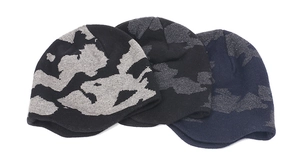Detailansicht der Strickmützen mit Camouflage-Muster in Schwarz, Grau und Dunkelblau