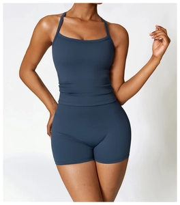 Détail de l'ensemble de yoga bleu marine avec caraco et short de sport taille haute