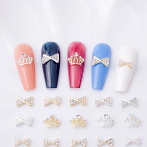 Breloques d'ongles en alliage avec nœuds et couronnes avec strass sur faux ongles