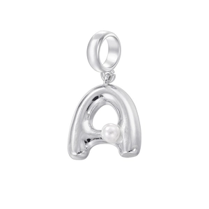 Vue détaillée du pendentif lettre A argenté avec perle sur un fond blanc épuré