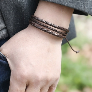 Bracelet multicouche en cuir tressé marron foncé de style minimaliste pour tous