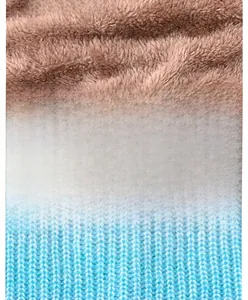 Détail macro de la doublure en polaire marron et de la maille bleu clair du bonnet d'hiver