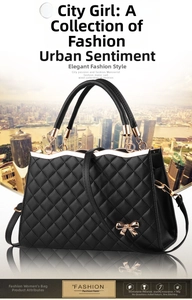 Détail du sac matelassé noir avec bordure dorée, breloque nœud et fond urbain