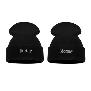 Détail de la broderie Daddy et Mommy sur les bonnets en tricot noir unisexe