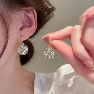 Gros plan sur des boucles d'oreilles fleur plaquées or avec zircon et cristaux brillants