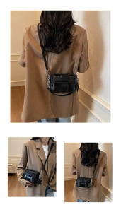 Détails du sac bandoulière tissé noir avec pendentif étoile et chaîne en métal chic