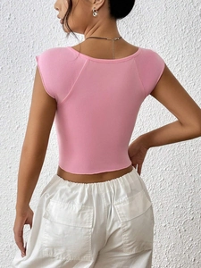 T-shirt crop top rose moulant pour femme avec buste froncé et fente latérale à l'ourlet