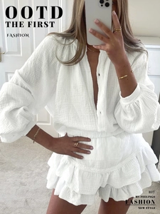 Dettaglio completo in cotone bianco con camicia testurizzata e pantaloncini a balze
