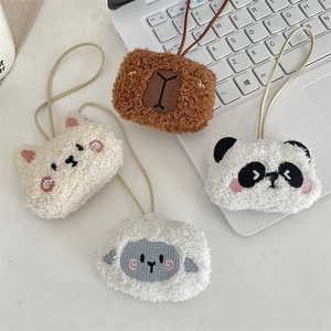 Dettagli delle mini borse di peluche in lana di agnello con ricami delicati