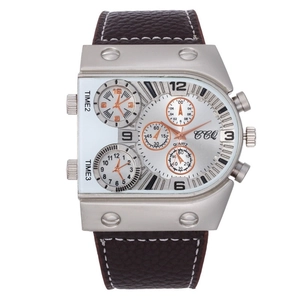 Détail de la montre à quartz CCQ avec trois fuseaux horaires et bracelet cuir