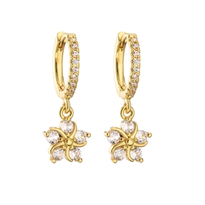 Dettaglio orecchini a fiore placcati oro 18K con micro-intarsio di zirconi bianchi