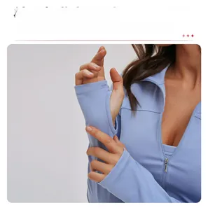 Nahaufnahme der hellblauen Yoga-Jacke mit Stehkragen und Daumenloch-Bündchen