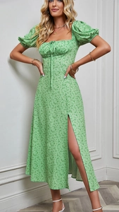 Detailansicht von grünem Blumenkleid mit Puffärmeln, Seitenschlitz und Kordelzug-Ausschnitt